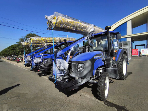 Hot Seller in Central Asia Tractorssolar PV Panel Cleaning Truck Road High Pressure Cleaning Truck Road Street Sweep