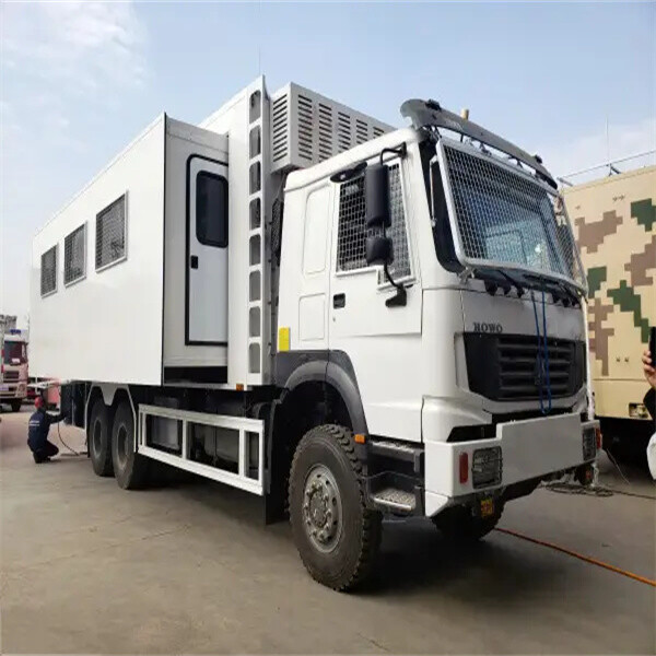 HOWO 6X6 6X4 Personnel Carrierarmy Trucks Caravan for 16 People Explosion-Proof Trucks Military Vehicles for Transporting Soldiers in off Road Area