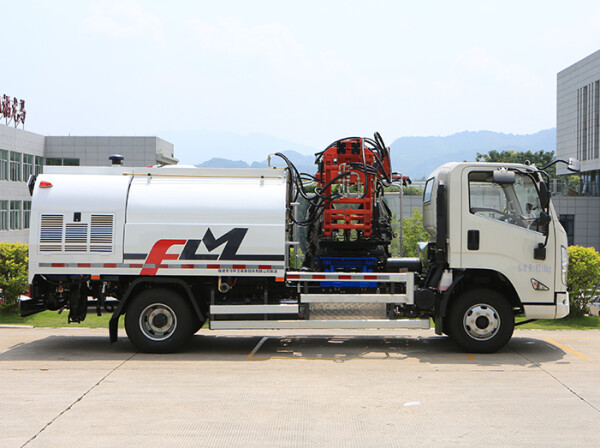 Double-sided Guardrail Cleaning Truck